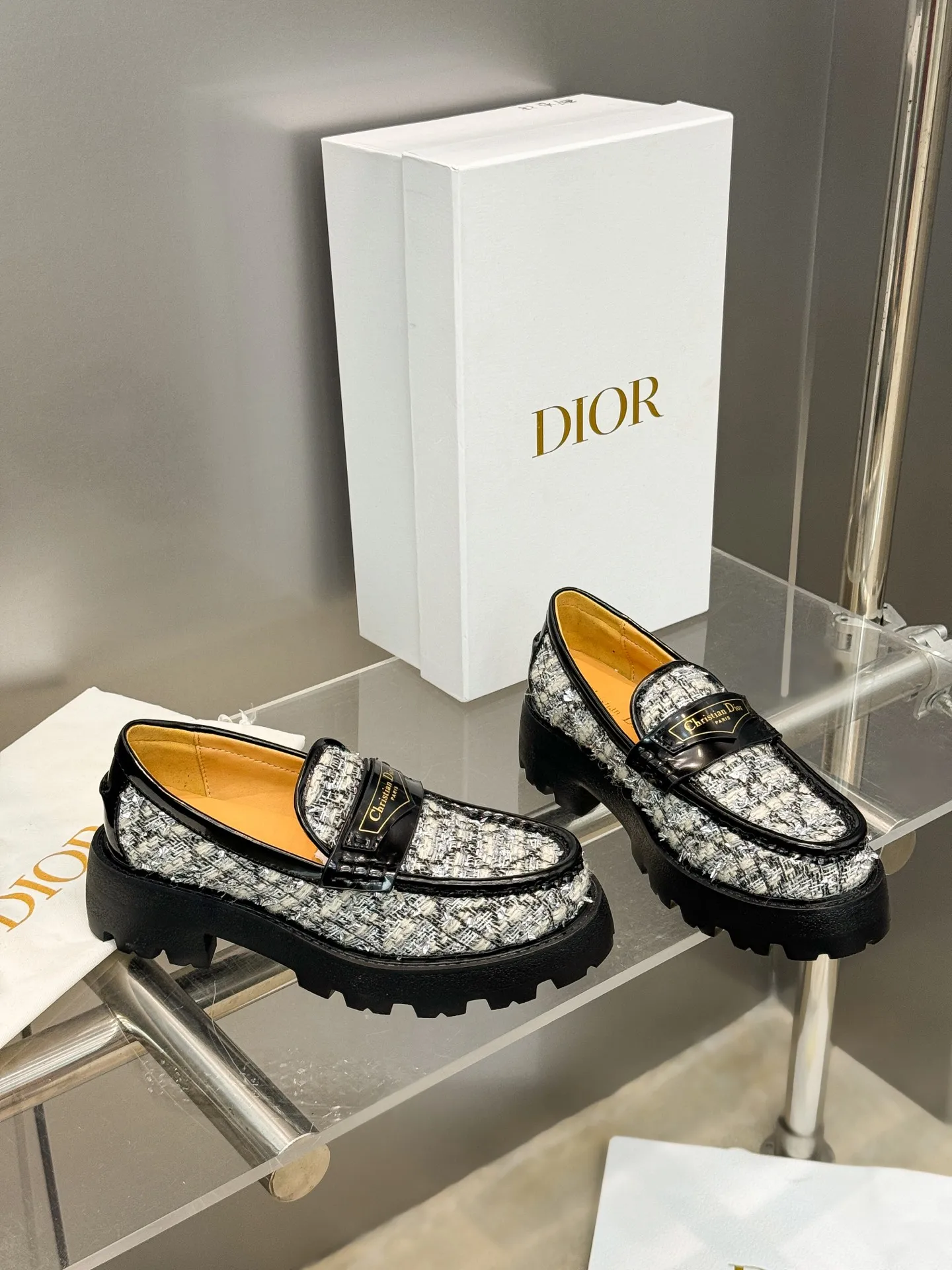 👟👟Ex-factory price 600👟👟 Dior 2024 new autumn and winter D-Boy letter logo color-blocked thick-soled women's shoes. Star's same style slip-on belt buckle round-toe retro low-heeled loafers. Material: imported open-edge beaded cowhide stitching eco-friendly rattan plaid tweed + water-dyed sheepskin lining + original molded IP outsole. Bottom thickness: 3.5CM Size: 35-42 (41.42 customized, non-refundable and non-exchangeable)